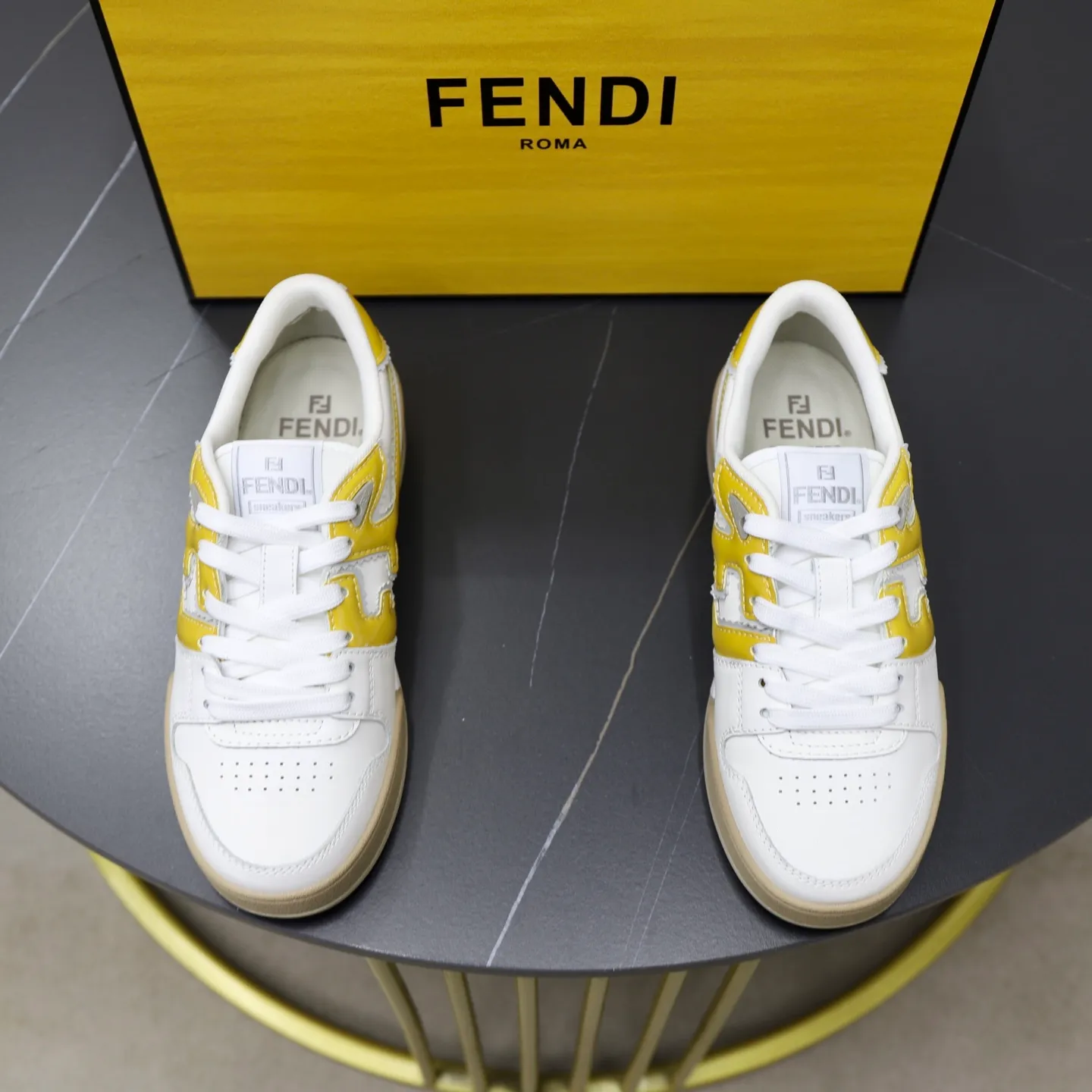 Ex-factory price: 640🔥Couple model (top original order) Brand: FENDI Size: 35-44 (customized for men 38 and 45) Grade: original order quality High version Material: Imported original cowhide stitching ➕ High-quality and comfortable lining Original TPU lightweight anti-slip outsole Style category: Travel fashion casual shoes Versatile trend